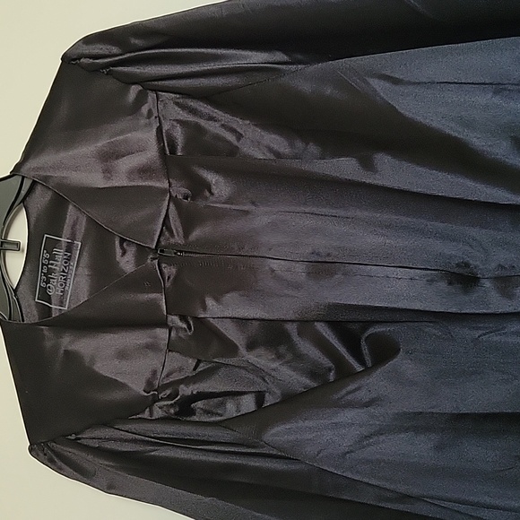 Graduation gown - Picture 3 of 3